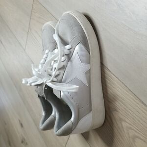White Raven Womens Sneaker Shoes with white stars in grey suede